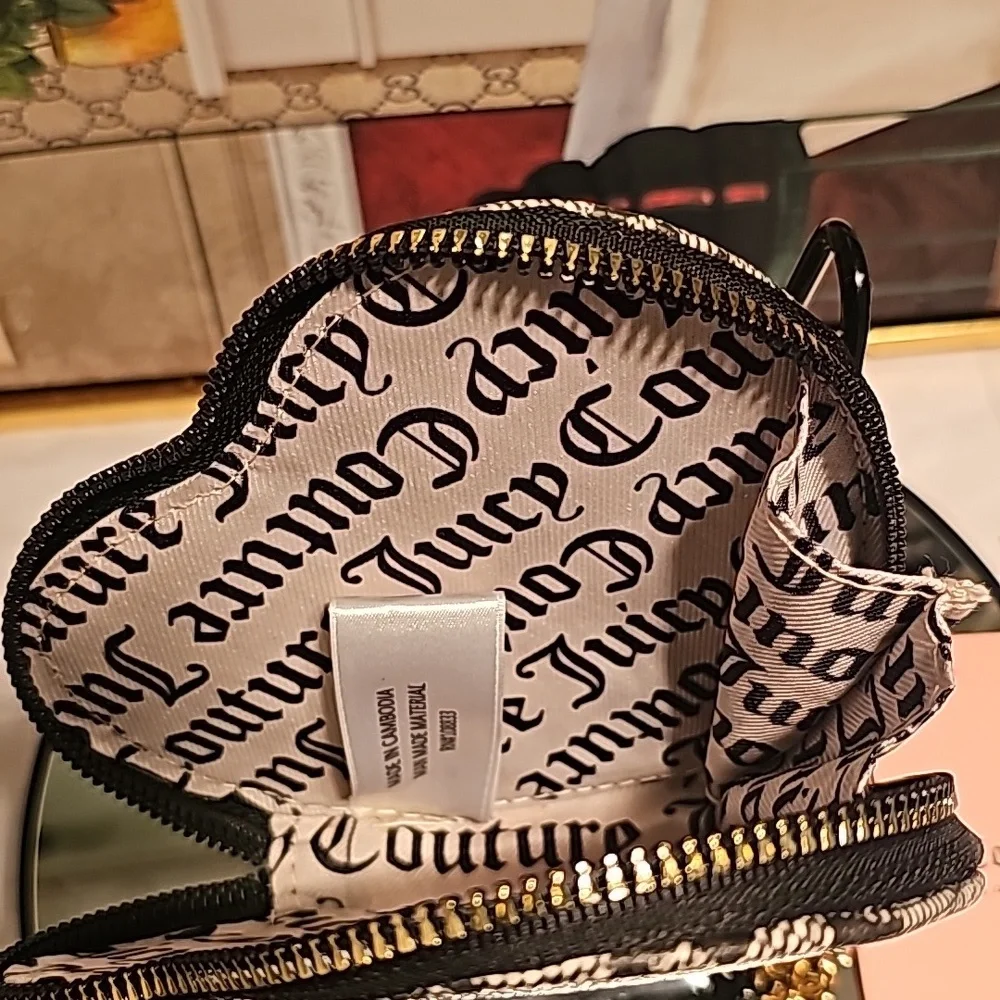 JUICY COUTURE Black Beige  Tame Her Heart Zip Around Wallet/Wristlet - Picture 3 of 10